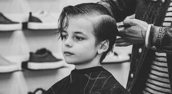 Aké účesy pre chlapcov sú moderné a praktické?