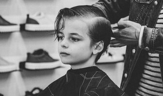 Aké účesy pre chlapcov sú moderné a praktické?