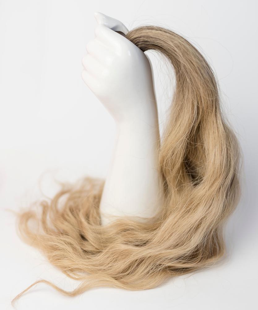 Dlh&eacute; blond pramene určen&eacute; na predlžovanie vlasov