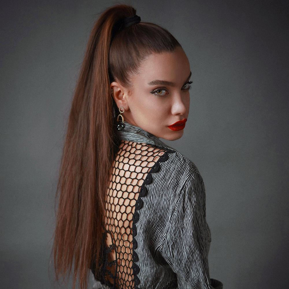 Elegantný účes s vysokým copom a dlhými rovnými vlasmi