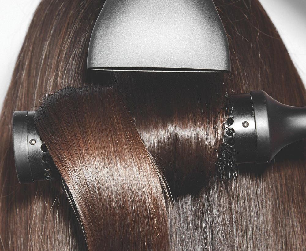 F&uacute;kanie vlasov GHD f&eacute;nom na vlasy a GHD kefou na vlasy