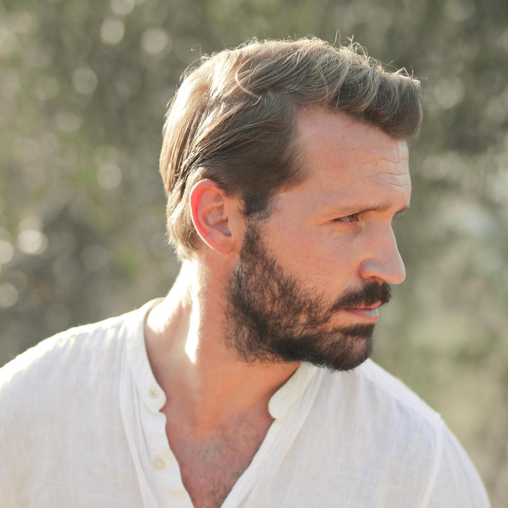 Muž s jemn&yacute;mi k&uacute;tmi na hlave a ustupuj&uacute;cou vlasovou l&iacute;niou