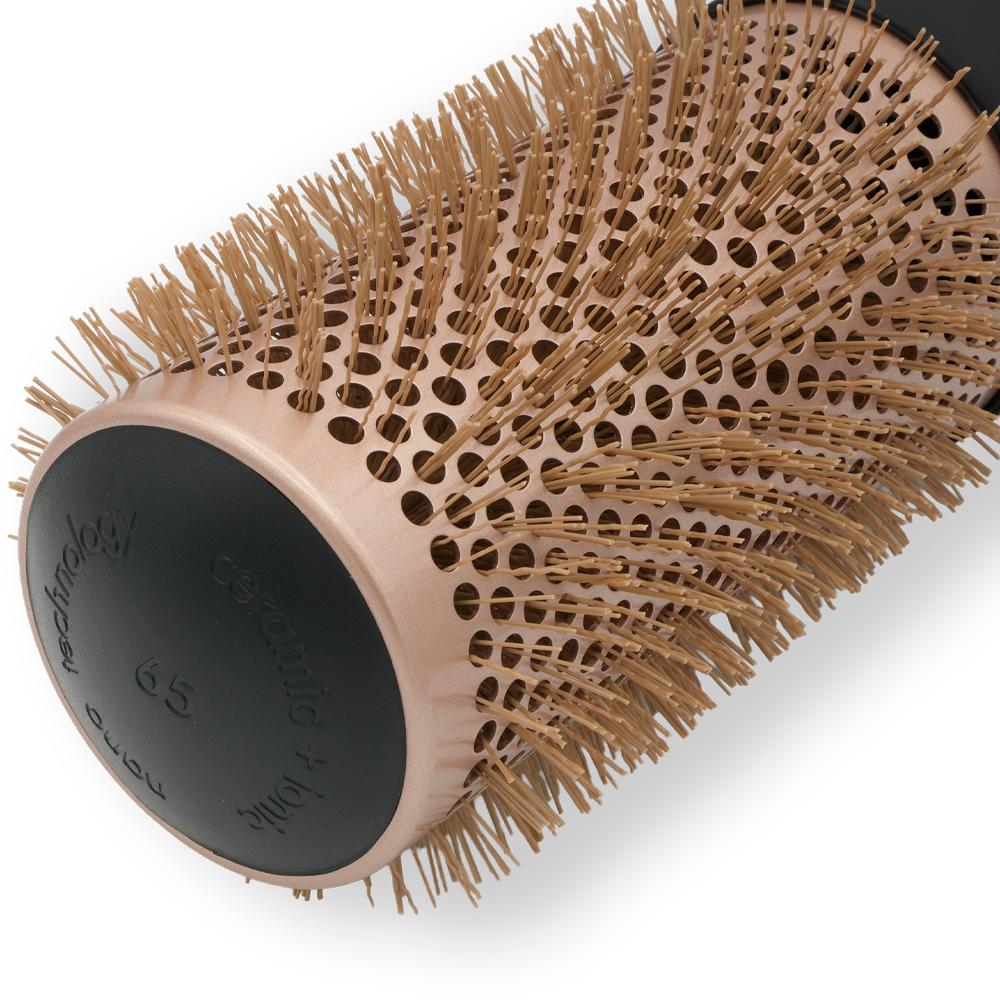 Detail perforovanej hlavice okr&uacute;hlej kefy na f&uacute;kanie vlasov My-She BlowDryXL 65 mm v odtieni Champagne Rose Gold