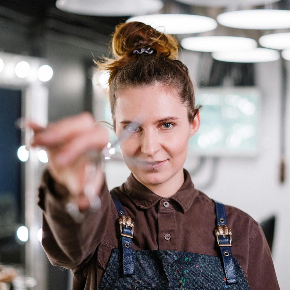 Profesionálna kaderníčka drží kadernícke nožnice na strihanie vlasov