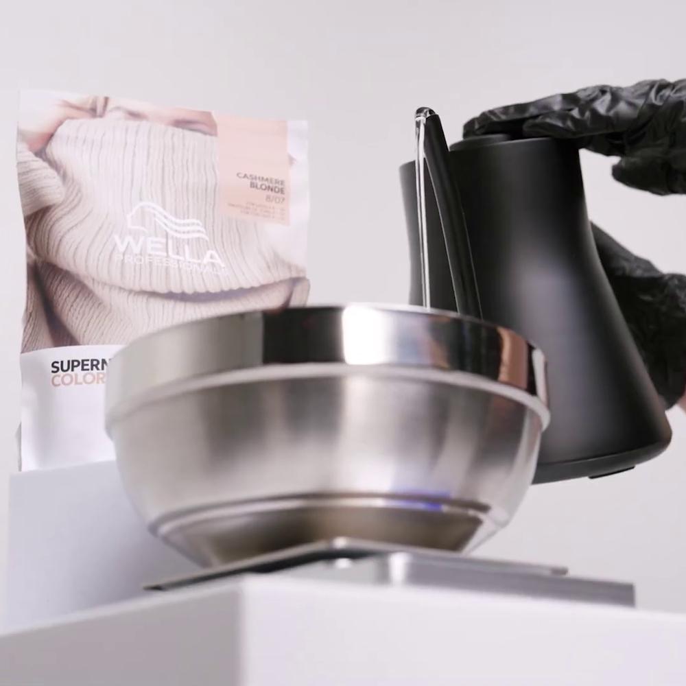 Profesion&aacute;lna pr&iacute;rodn&aacute; farba na vlasy Wella Supernatural - pr&iacute;prava farbenia vlasov