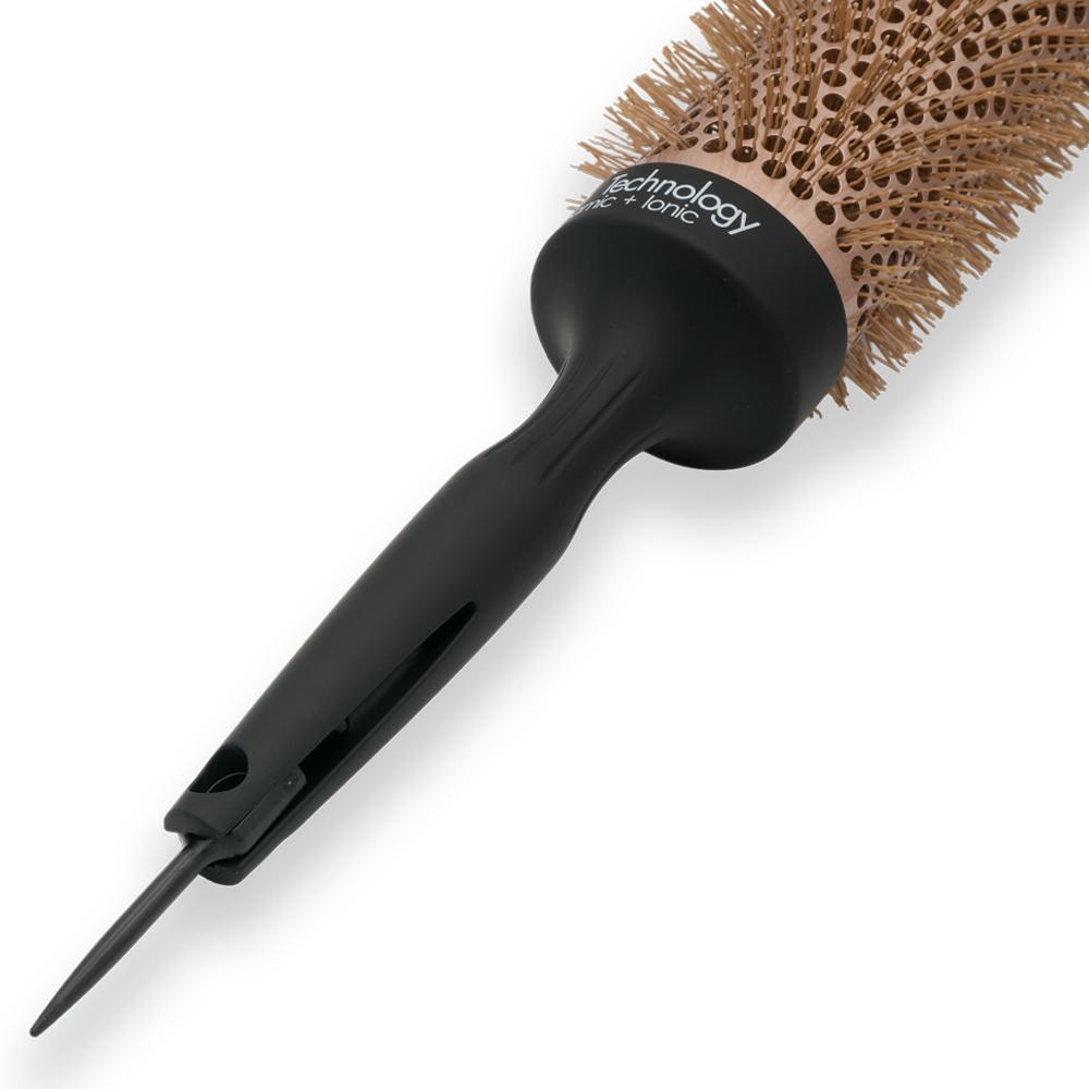 Detail ergonomickej rukov&auml;ti kefy My-She BlowDryXL s integrovan&yacute;m hrotom na oddeľovanie prameňov vlasov