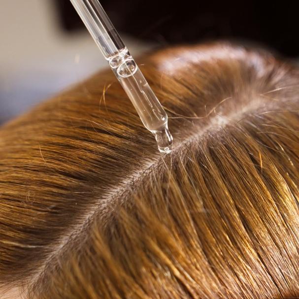 Aplikácia vlasové séra na suchú kožu na hlave