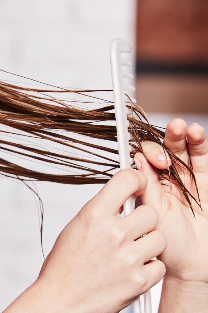 Suché končeky vlasov