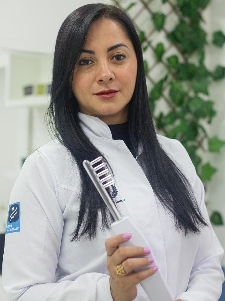 Trichológ pri odbornom trichologickom vyšetrení vlasov a vlasovej pokožky