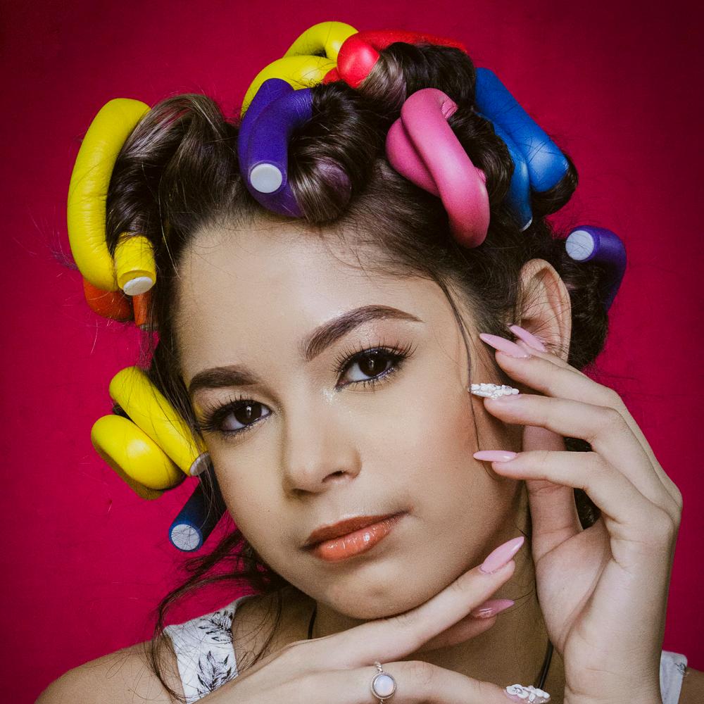 Žena s papilotami na vlasy - n&aacute;tačky na vytvorenie vĺn