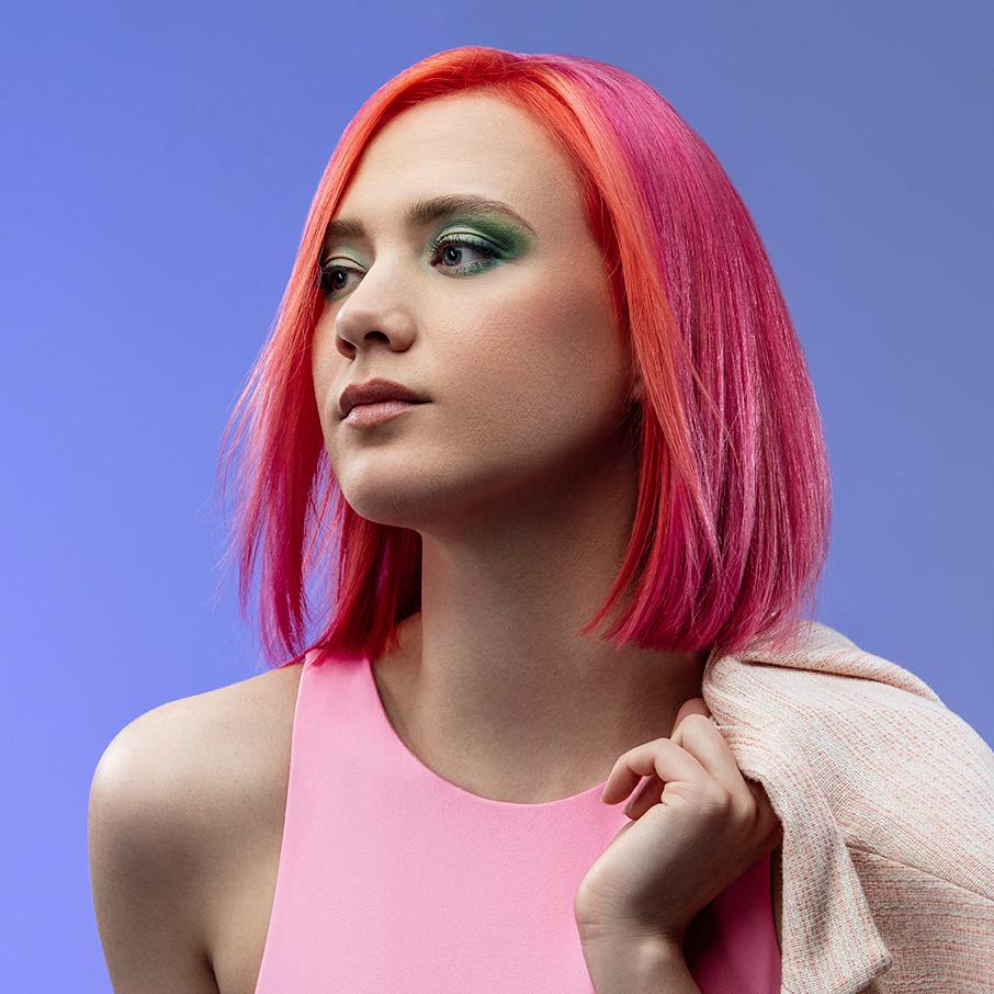 Žena s farebn&yacute;mi polodlh&yacute;mi vlasmi - modern&yacute; &uacute;čes rovn&yacute; bob