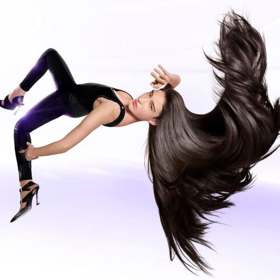 Žena s uhladen&yacute;mi vlasmi